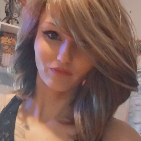 Dirty blonde wig shoulder length, lots of volume, you can part it any way - Picture 4 of 5